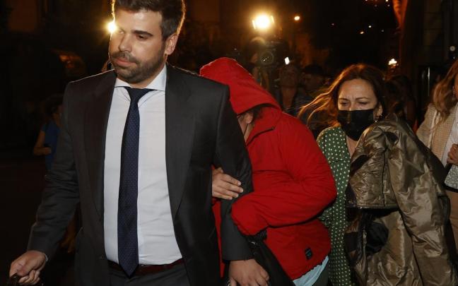 La joven detenida por el secuestro del bebé sale de los juzgados con su abogado. La joven detenida por el secuestro del bebé sale de los juzgados con su abogado.
