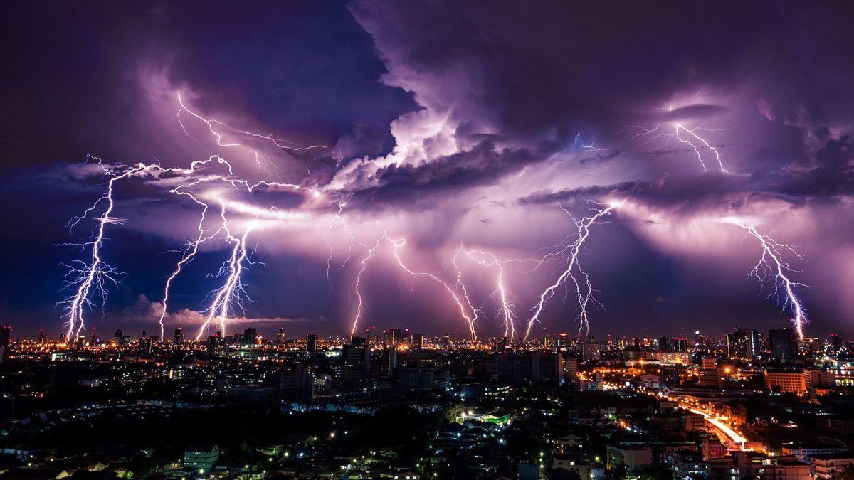 Una fuerte tormenta eléctrica sobre una ciudad.