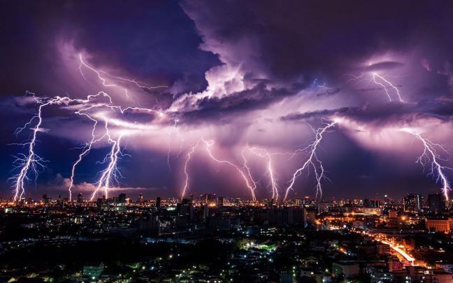 Una fuerte tormenta eléctrica sobre una ciudad. Una fuerte tormenta eléctrica sobre una ciudad.