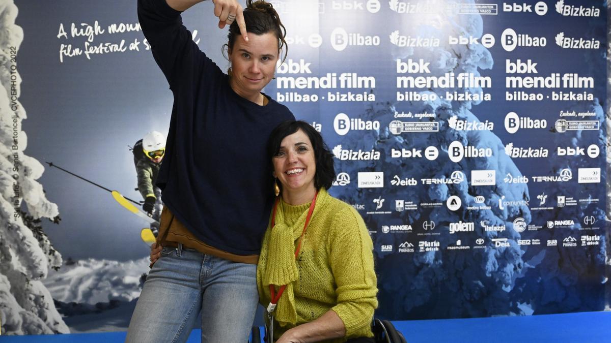 La cineasta Henna Taylor y Quinn Brett, en el photocall de BBK Mendi Film Bilbao Bizkaia.