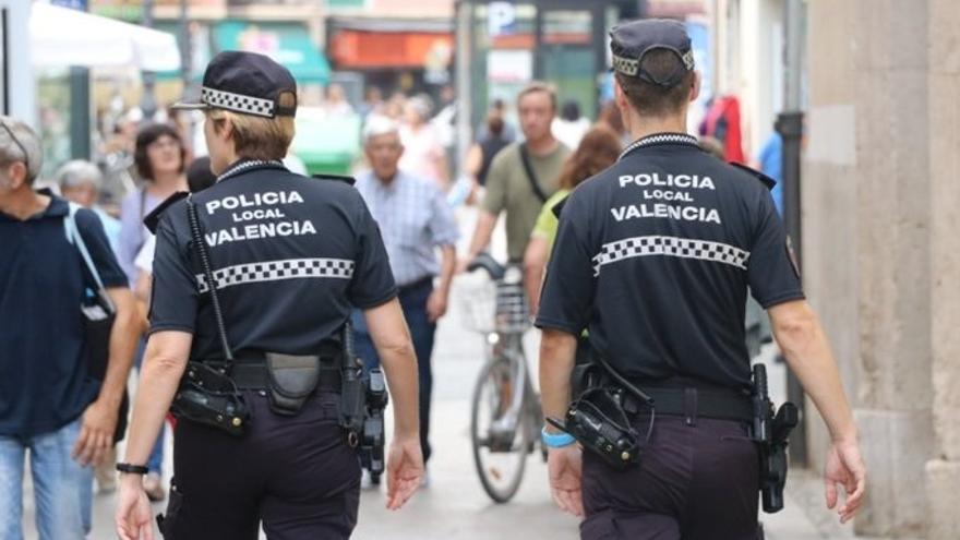 Imagen de dos agentes de la Policía Local de València por la ciudad.