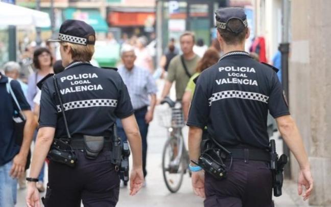 Imagen de dos agentes de la Polic&iacute;a Local de Val&egrave;ncia por la ciudad.