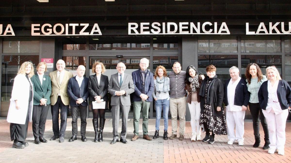 González y Sola en el encuentro con personal y familiares de la residencia foral Lakua.