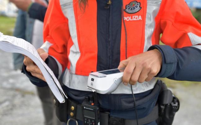Un agente de la Ertzaintza en un control de movilidad durante el estado de alarma.
