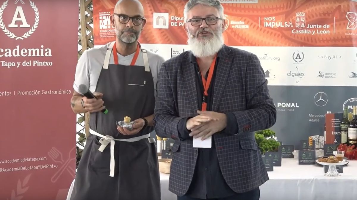 Mitxel Suárez, sujetando su pintxo Txingurri Bravo