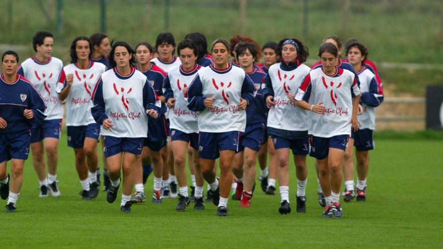 La primera plantilla del Athletic femenino, en un entrenamiento en Lezama antes de su estreno en un partido oficial.