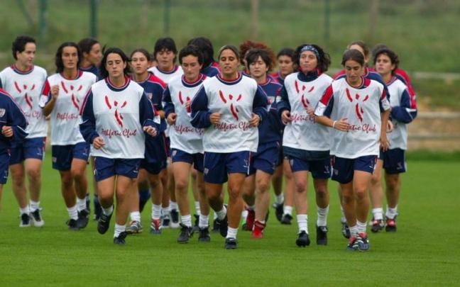 La primera plantilla del Athletic femenino, en un entrenamiento en Lezama antes de su estreno en un partido oficial.