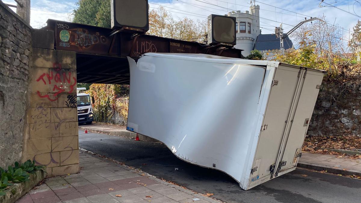 Imagen del remolque atrapado en Paseo de la Senda