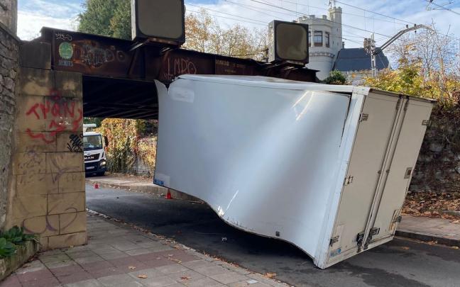 Imagen del remolque atrapado en Paseo de la Senda Imagen del remolque atrapado en Paseo de la Senda
