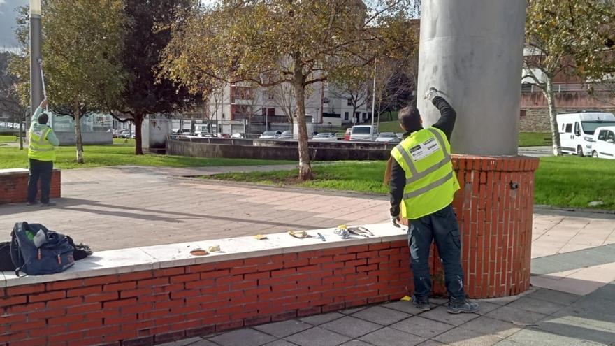 Uno de los programas de empleo dio formación y trabajo en labores de pintura.