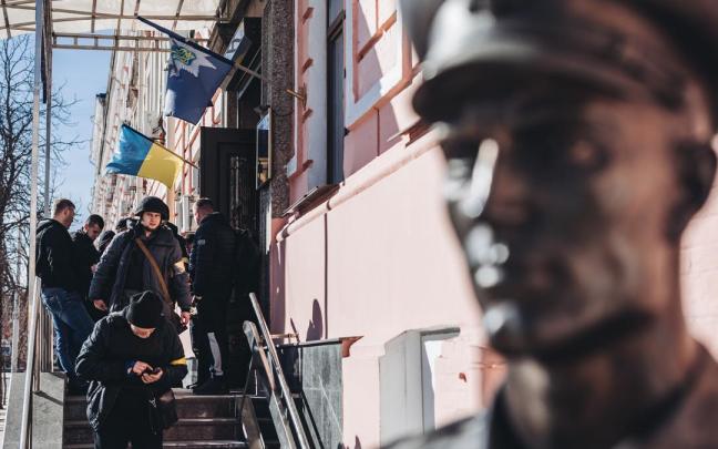 Varias personas reciben armas, a 26 de febrero de 2022, en Kiev (Ucrania).