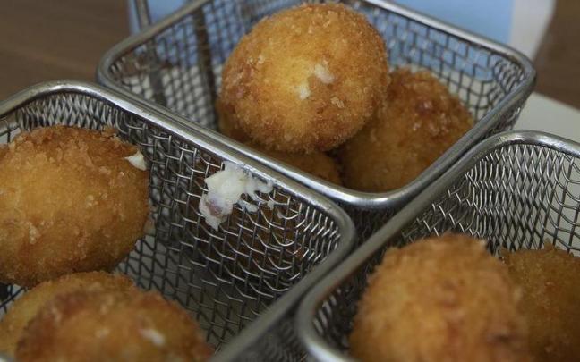 Tres cestas llenas de croquetas