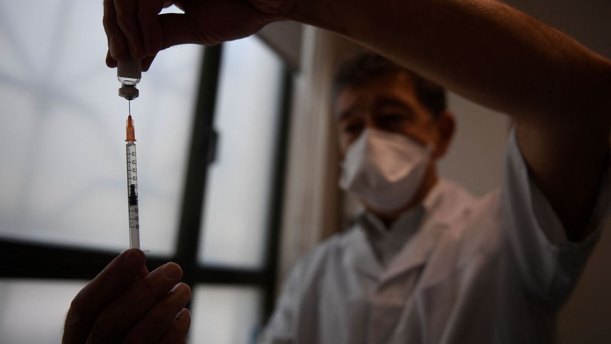 Un sanitario prepara una vacuna de Imvanex contra la viruela del mono.