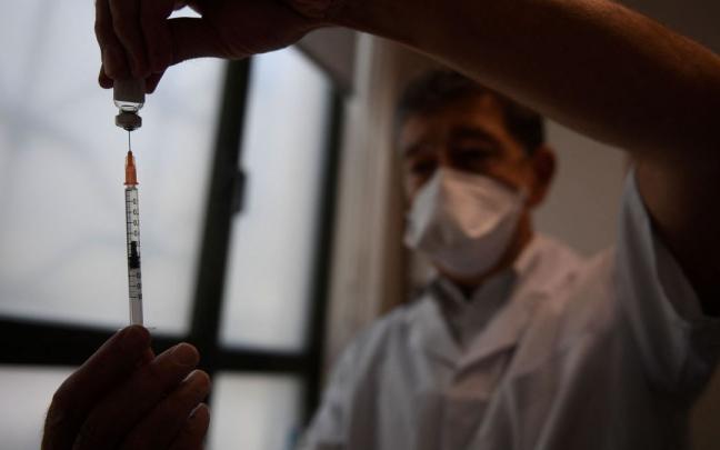 Un sanitario prepara una vacuna de Imvanex contra la viruela del mono. Un sanitario prepara una vacuna de Imvanex contra la viruela del mono.
