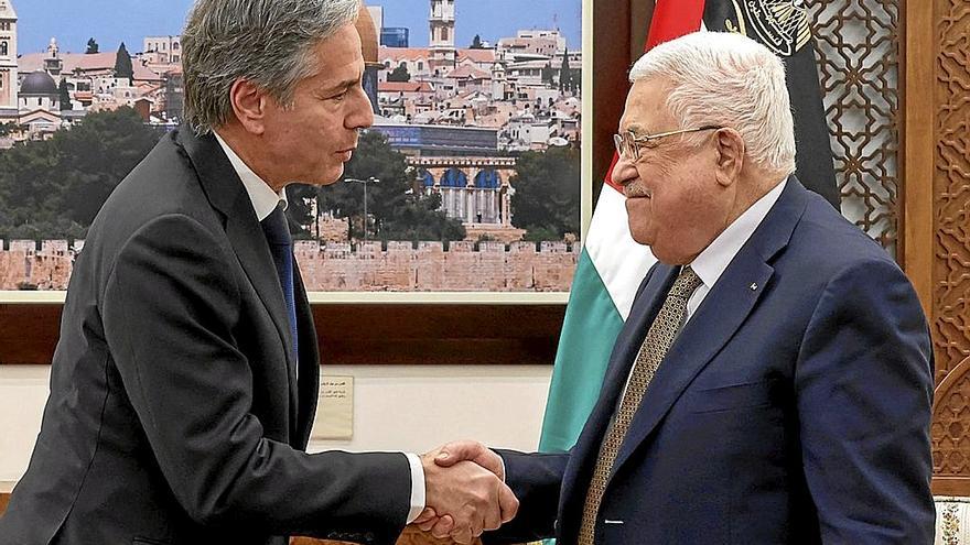 Antony Blinken (izq) saluda al presidente del Gobierno palestino, Mahmud Abás.