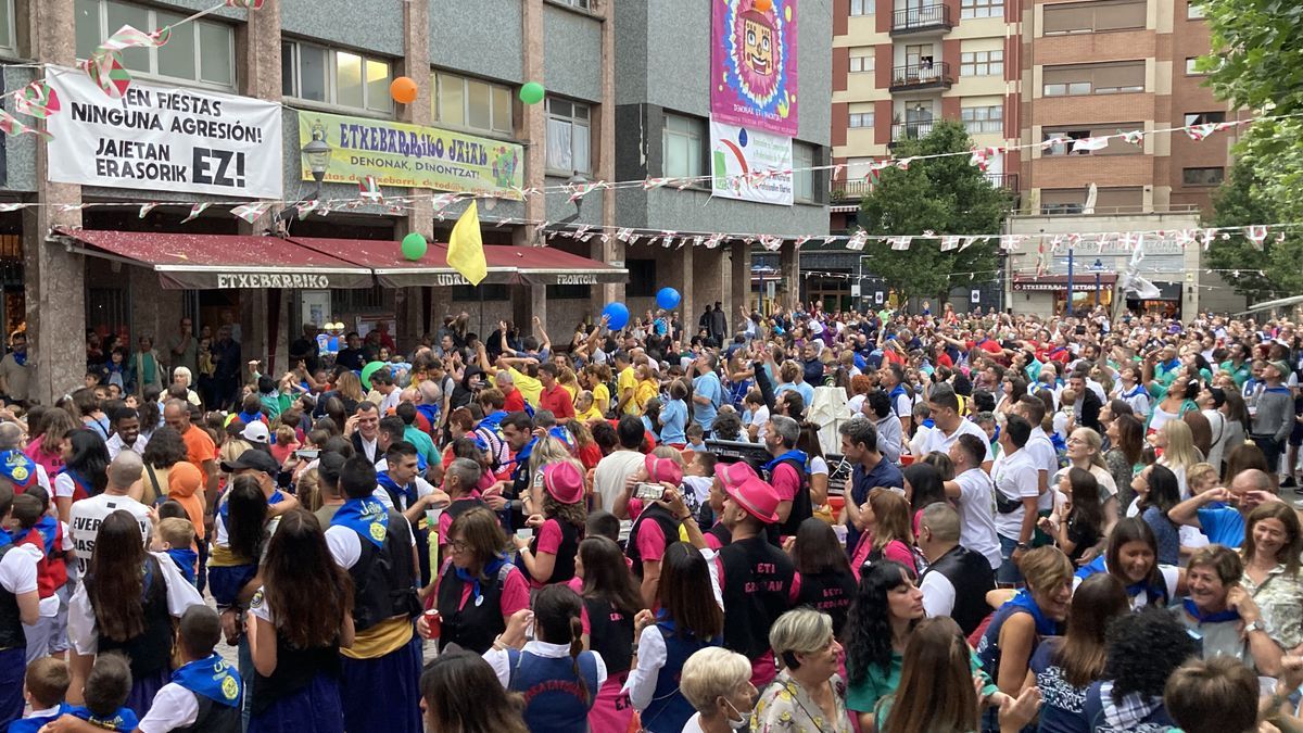 Etxebarri se llena de color en el inicio de sus fiestas