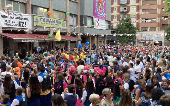Etxebarri se llena de color en el inicio de sus fiestas