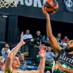 Ludde Hakanson penetra a canasta ante Jeremiah Hill.