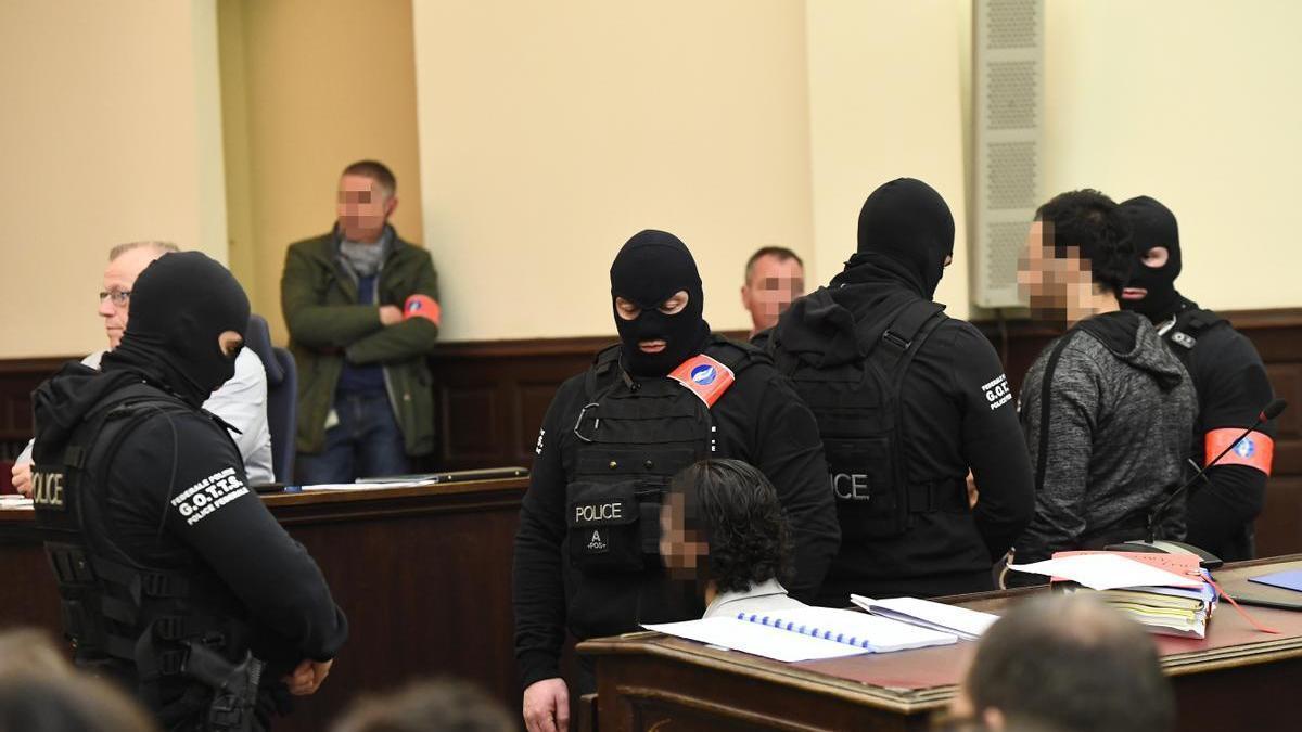 Salah Abdeslam y Sofien Ayari durante el juicio por los atentados de París.