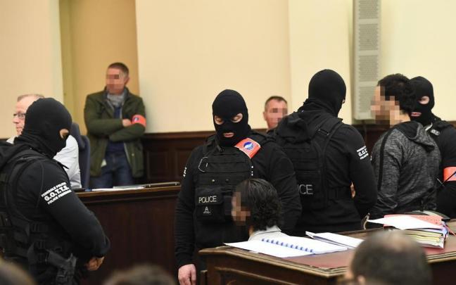 Salah Abdeslam y Sofien Ayari durante el juicio por los atentados de París. Salah Abdeslam y Sofien Ayari durante el juicio por los atentados de París.