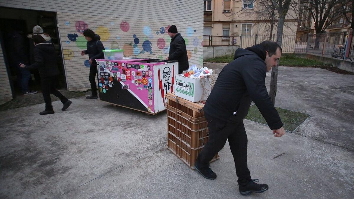 Sacando el material del almacén.