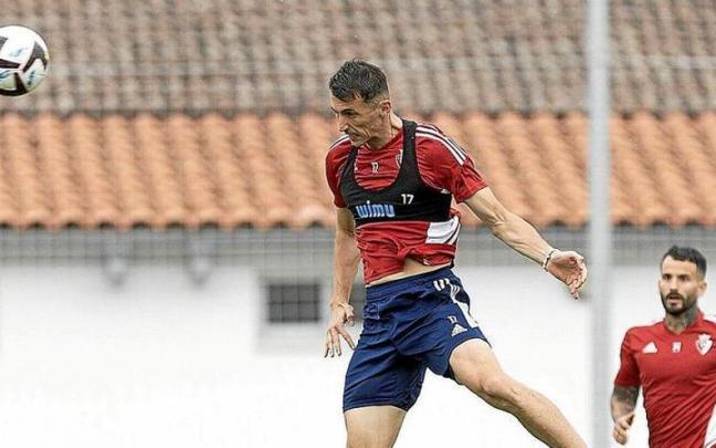 Remate de Budimir durante el entrenamiento vespertino de ayer en Tajonar.