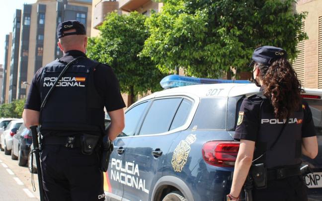 Dos agentes de la Policía Nacional. Dos agentes de la Policía Nacional.