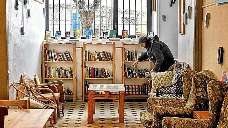 Un usuario del espacio ‘Libros Compartidos’. | FOTO: CEDIDA