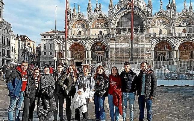 Los estudiantes del IES de Lodosa durante su viaje a Italia. Los estudiantes del IES de Lodosa durante su viaje a Italia.