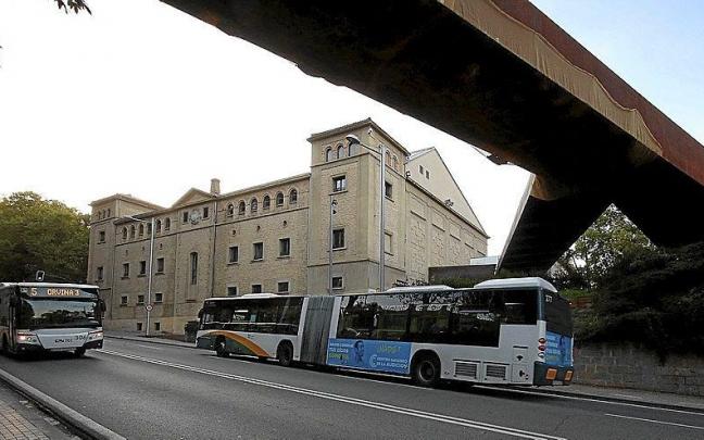 Dos villavesas circulando debajo de la pasarela del Labrit.
