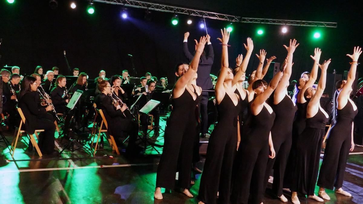 La banda con bailarinas de la escuela de Irantzu González.