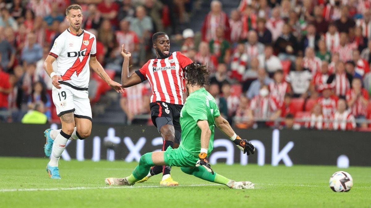 Iñaki Williams supera a Dimitrievski para lograr el primer gol ante el Rayo.