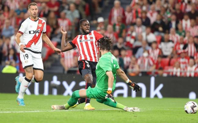 Iñaki Williams supera a Dimitrievski para lograr el primer gol ante el Rayo. Iñaki Williams supera a Dimitrievski para lograr el primer gol ante el Rayo.