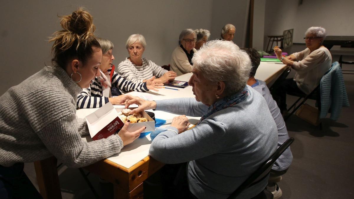La profesora Sara Aniz da pastas a sus alumnas.