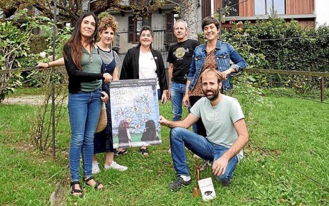 ‘Hitzen Lihoa’ zikloaren antolatzaileak, aurkezpenean. | ARGAZKIA: N.G.