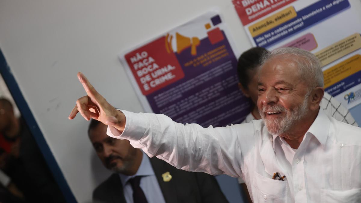 Lula da silva, saludando tras depositar su voto