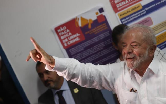 Lula da silva, saludando tras depositar su voto