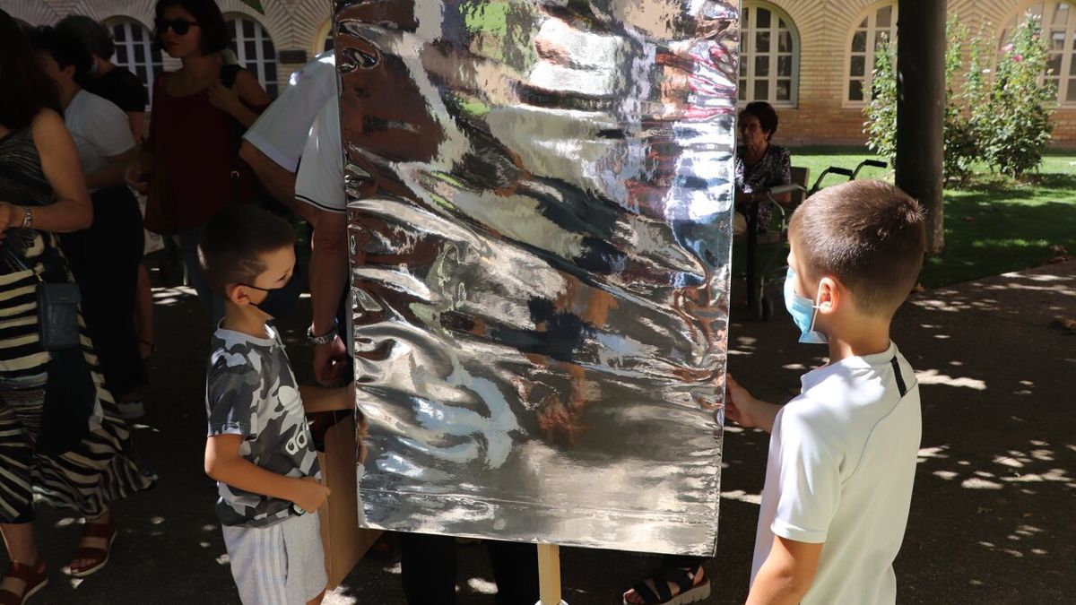 Dos niños observan la estructura 'Ecos Visuales' en la Misericordia.