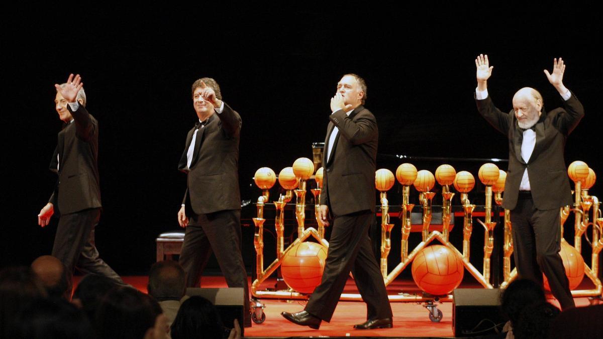 Les Luthiers durante una actuación