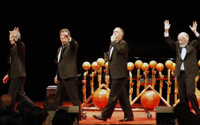 Les Luthiers durante una actuación Les Luthiers durante una actuación