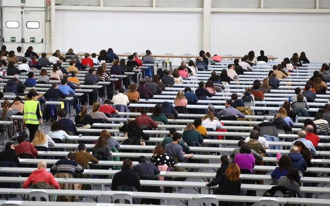 Aspirantes a una Oferta de Empleo Público (OPE) convocada por la Diputación de Gipuzkoa, realizando un exámen. Aspirantes a una Oferta de Empleo Público (OPE) convocada por la Diputación de Gipuzkoa, realizando un exámen.