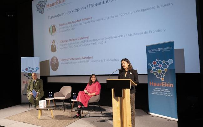 La consejera vasca de Igualdad, Justicia y Pol&iacute;ticas Sociales, Beatriz Artolazabal, presentando HaurEkin Sarea en Tabakalera.