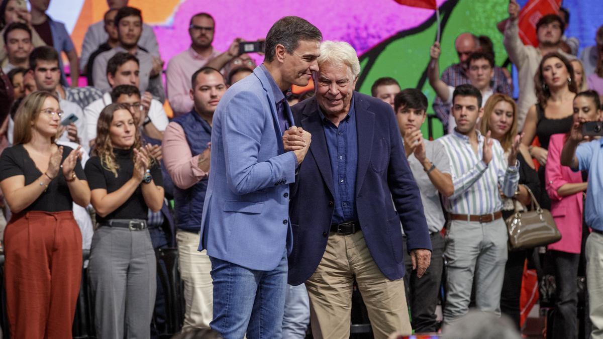 Pedro Sánchez y Felipe González, durante el acto en Sevilla el mes pasado que conmemoró los 40 años de la llegada a Moncloa de González.