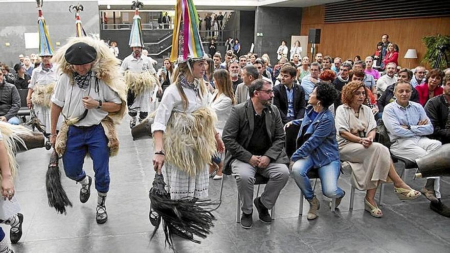 Sonidos del zanpanzar en la sede parlamentaria.