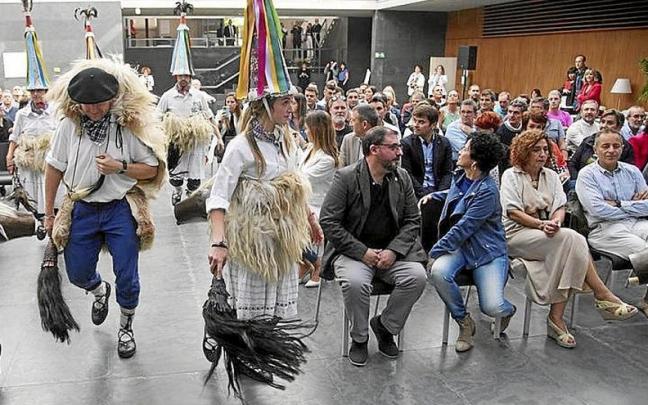 Sonidos del zanpanzar en la sede parlamentaria.