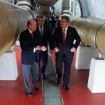 El alcalde Aburto junto a Ibon Areso y Kepa Odriozola en la galería subterránea del sifón de Deusto.