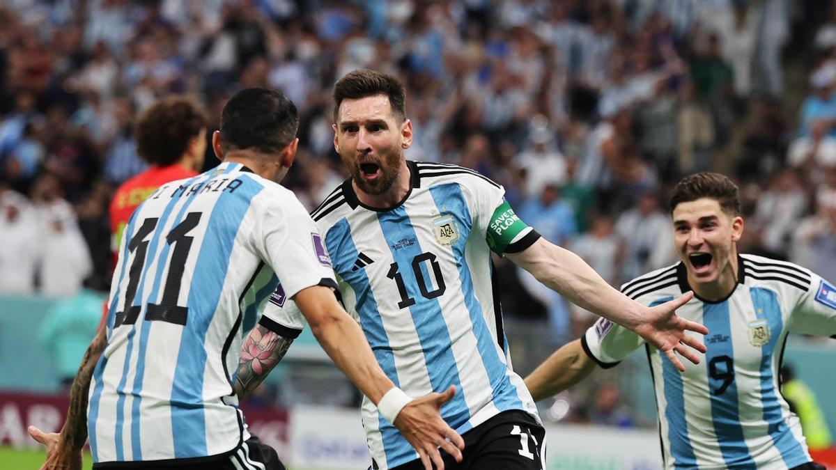 Messi celebra su gol con Di María.