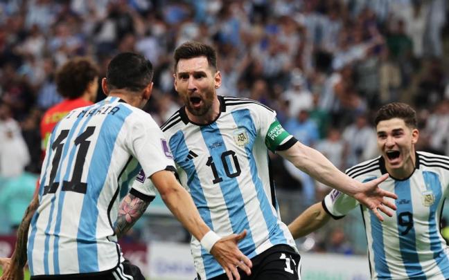 Messi celebra su gol con Di María.