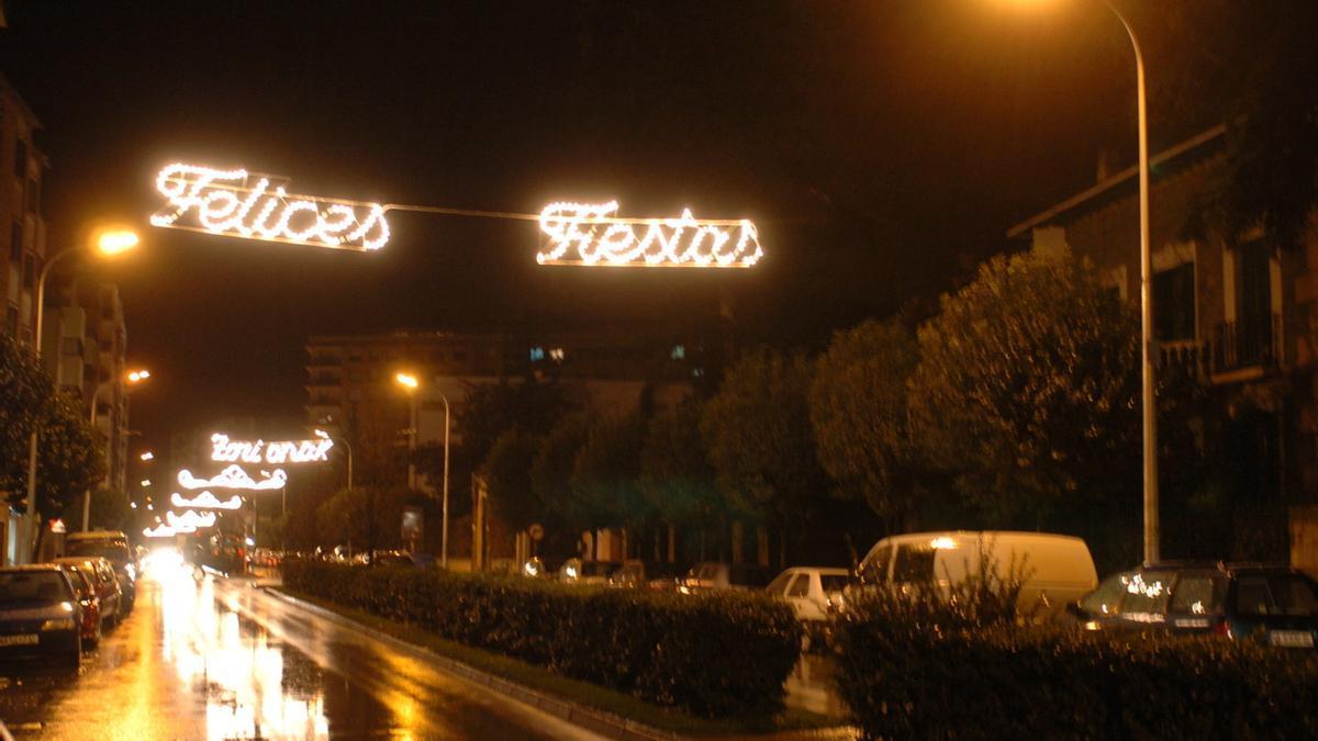 La calle Mayor de Burlada, con la iluminación navideña en una imagen de archivo.