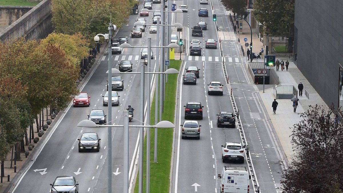 Tráfico por la avenida del Ejército